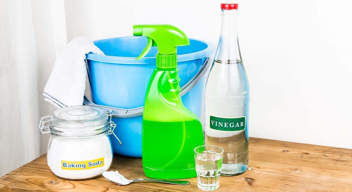 Agua, vinagre, bicarbonato y sal