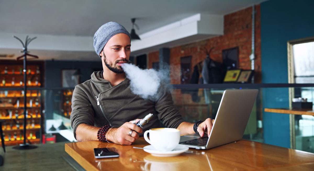 La venta de cigarrillos cae a mínimos históricos ante el alza del electrónico: baja un 11% en la última década