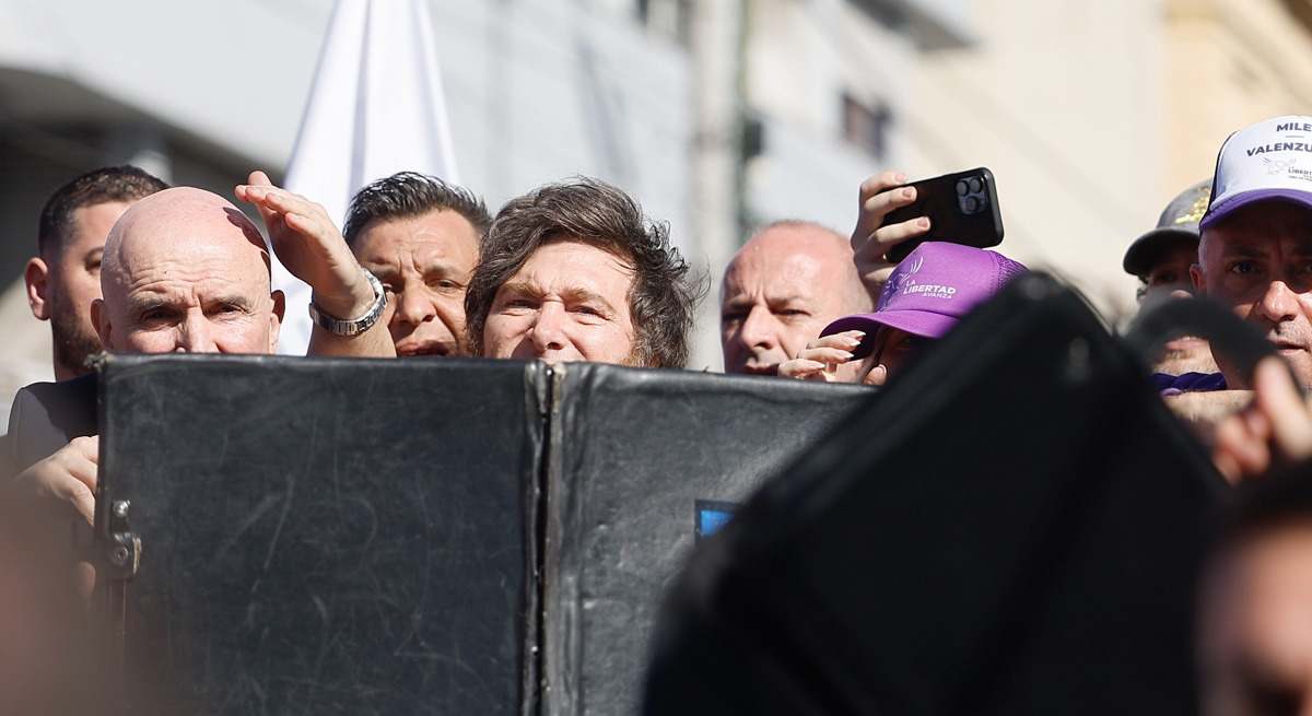 Milei tiene que ser evacuado de un acto electoral tras recibir el lanzamiento de piedras