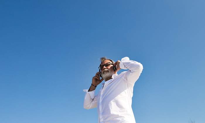 jubilado-escucha-musica-fondo-cielo-dreamstime.jpg