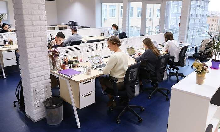 trabajadores-oficina.jpg