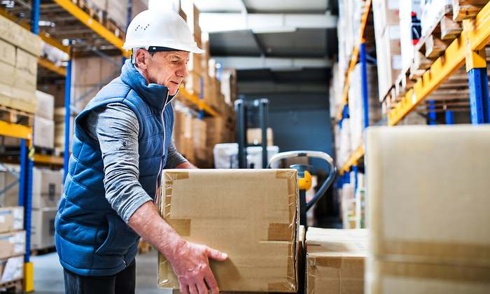 trabajador-cerca-jubilacion-levanta-cajas-almacen-dreamstime.jpg