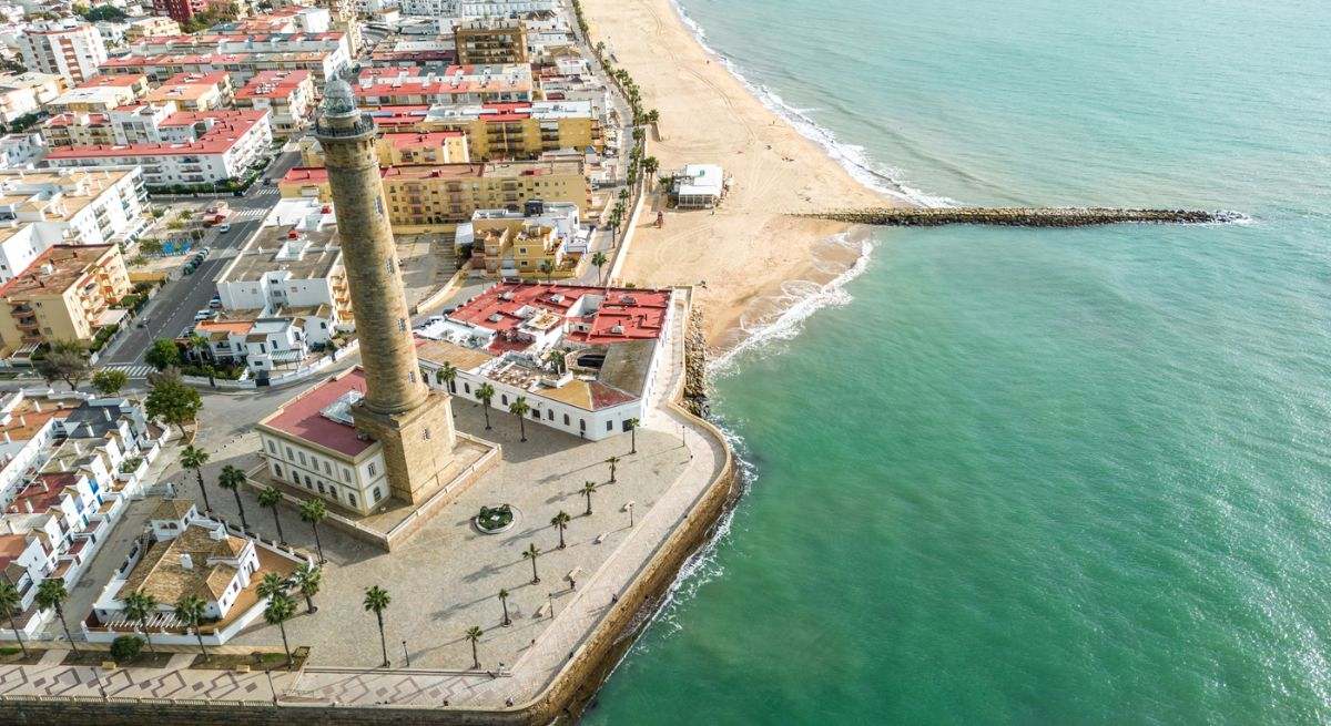 Este es el pueblo más feliz de España en 2025, según un estudio: con playas paradisíacas y uno de los faros más altos de Europa