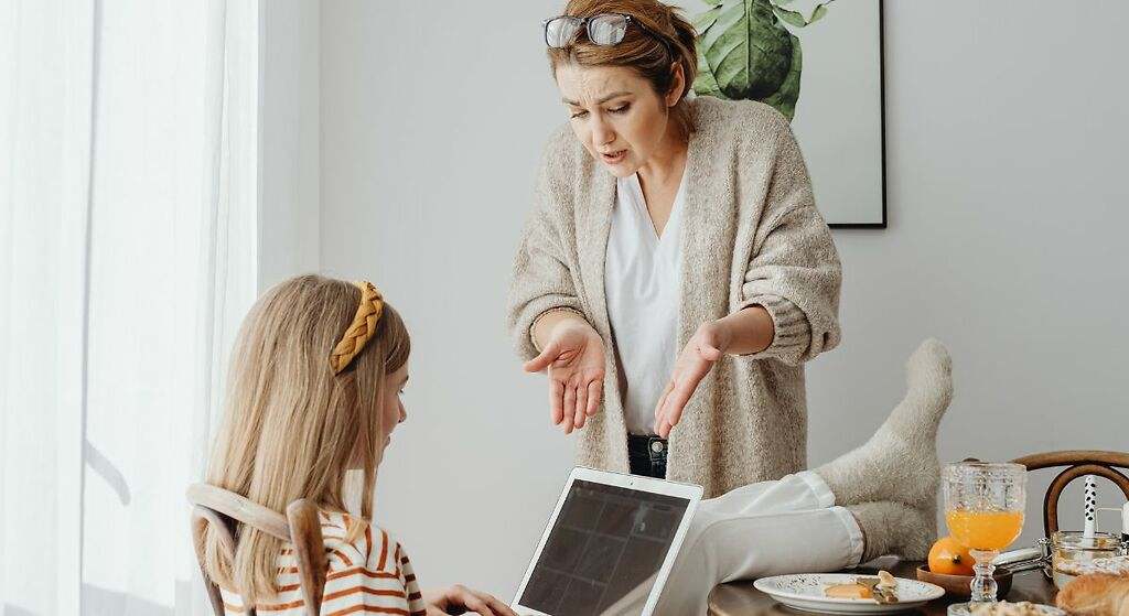 Las siete frases que usan las personas con mala educación, según la psicología