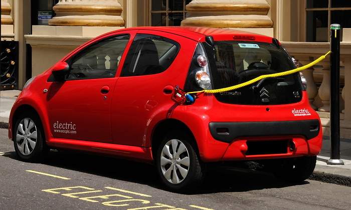 coche-electrico-enchufe-calle.jpg