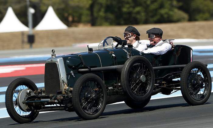 ASTON-MARTIN_F1_01.jpg