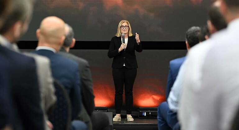 Barbara Bergmeier, directora ejecutiva de Operaciones Industriales de JLR, en la celebración del 5 aniversario de la planta.