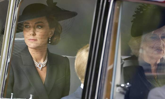 funeral-kate-camilla-coche-1200-2.jpg