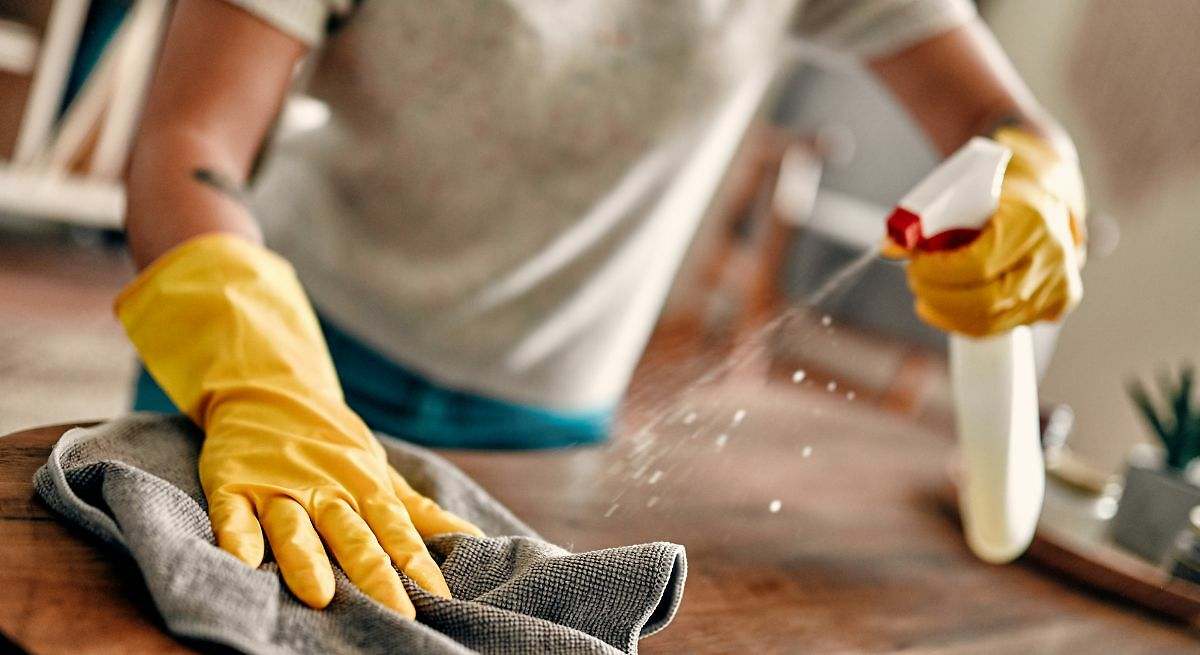 Desde el baño hasta el salón: los trucos de una experta en limpieza para lograr un hogar reluciente antes de las vacaciones