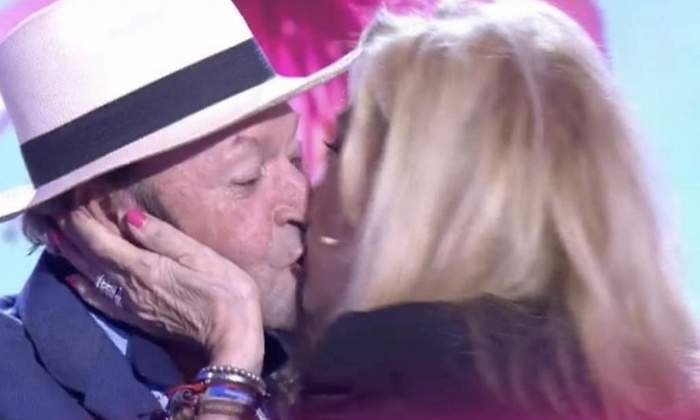 amador-rosa-beso.jpg