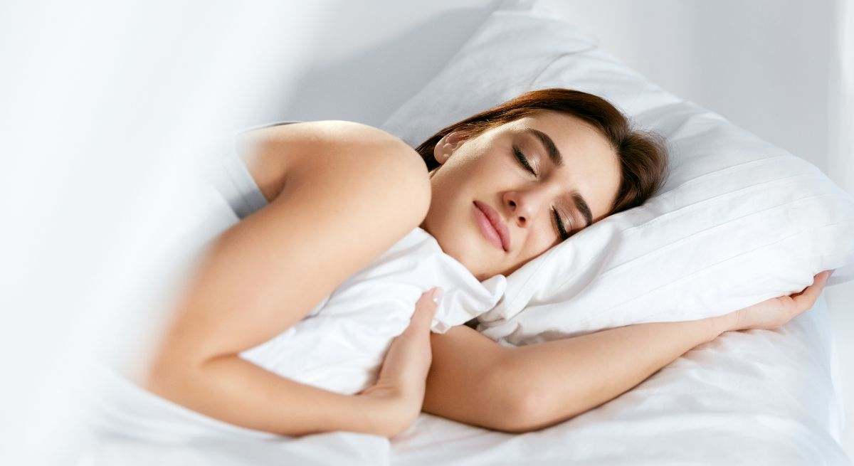 Si quieres dormir más y mejorar la calidad del sueño, empieza a poner esto debajo de tu almohada por la noche