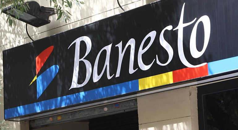 Logo de Banesto en una oficina