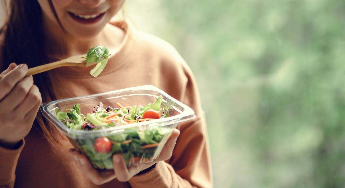 Ni tomate ni lechuga: la ensalada ideal para una cena ligera lleva solo tres ingredientes y está buenísima