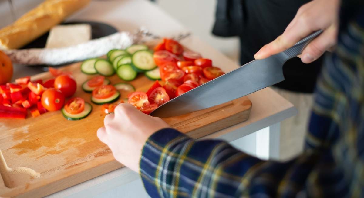 Sopa fría de pepino y tomate perfecta para el verano: saludable, ligera y refrescante