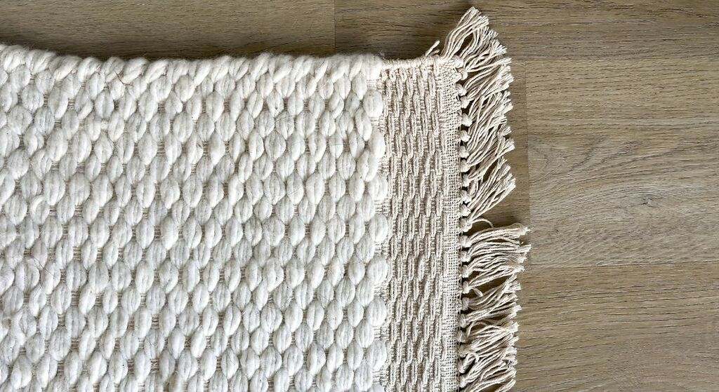 Poner alfombras en los pasillos o comprar una funda de sofá y cojines nuevos