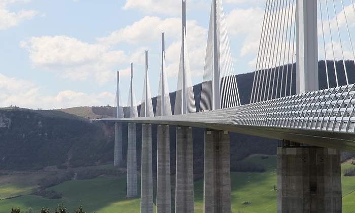 viaducto-de-millau-autopista-eiffage-pixabay-1200x655.jpg