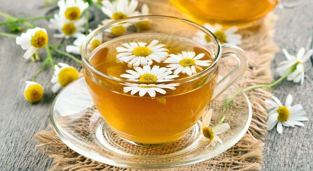 Tomar un té de manzanilla