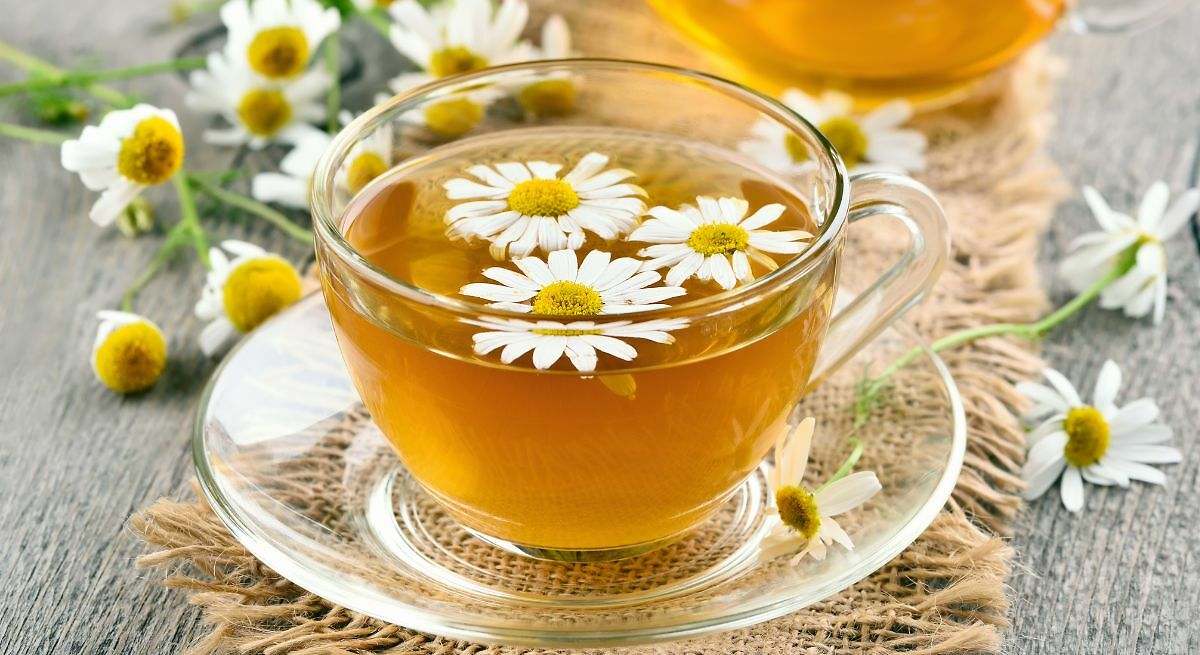 Tomar un té de manzanilla
