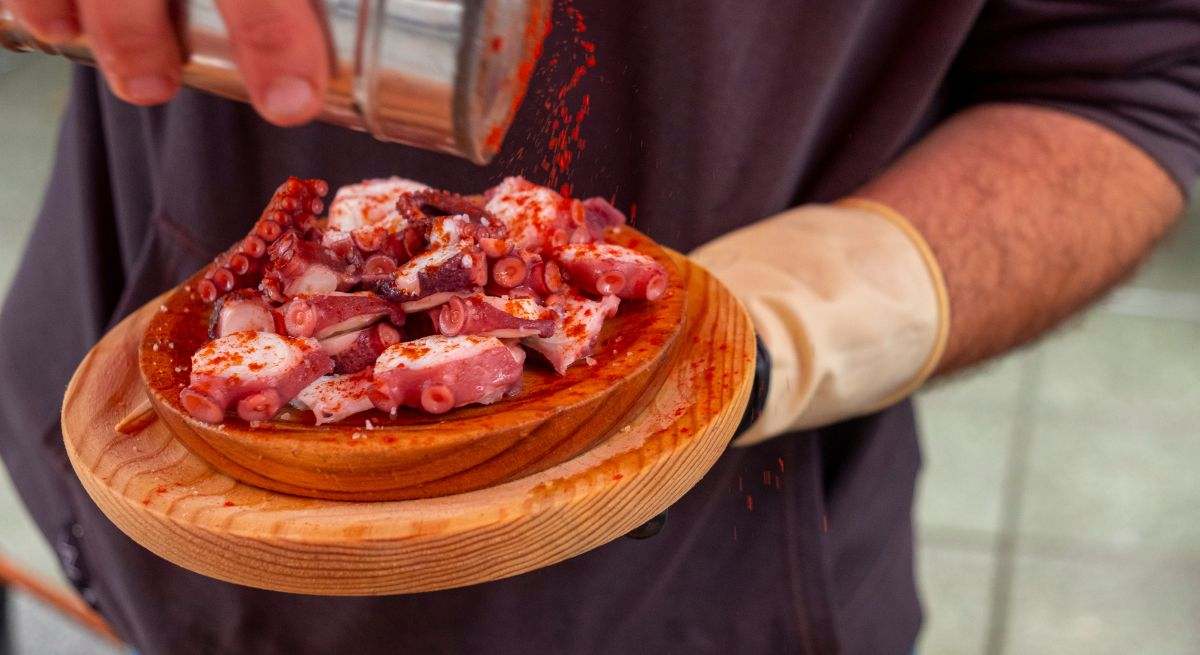 El secreto mejor guardado de Galicia: el mejor pulpo  a feira  no se come en la costa, sino en este pequeño pueblo a 100 kilómetros que pasa desapercibido