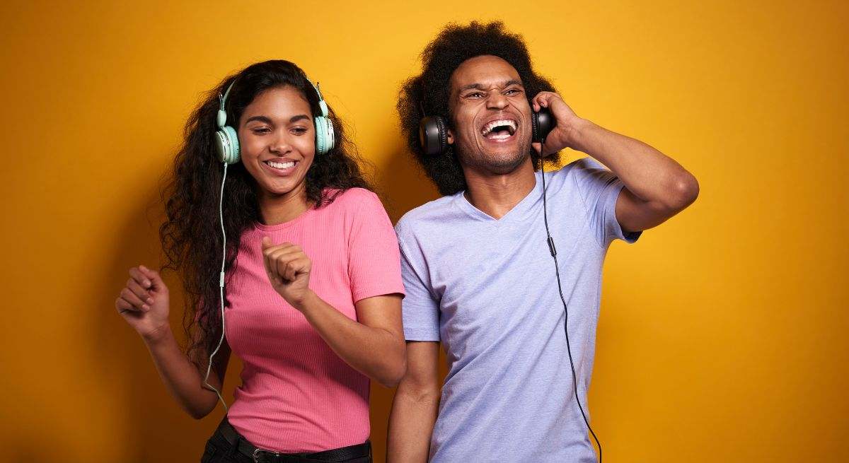 Qué significa que una persona escuche música con auriculares a diario, según la psicología