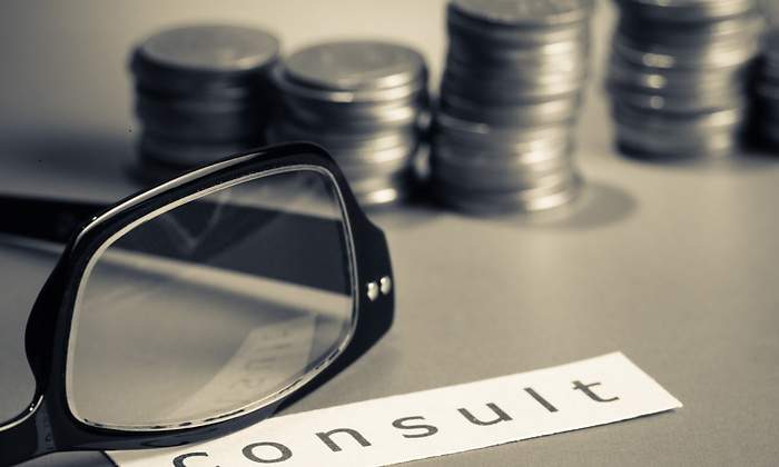 gafas-monedas-finanzas-personales-dreamstime.jpg