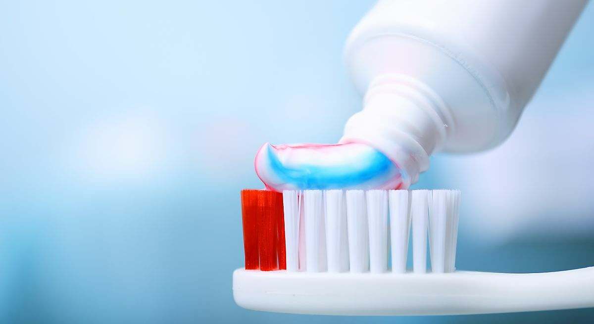 La odontóloga Janira Sánchez: "Enjuagarte con agua después de cepillarte los dientes es como tirar por el desagüe todos los beneficios y principios activos del dentífrico"