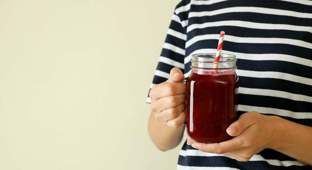 La bebida que cada vez bebemos menos, ayuda a reducir todo el colesterol y controla el azúcar en sangre