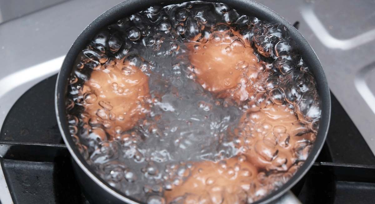 Quien tiene agua de cocer huevos, tiene un tesoro: no la tires y aprovecharás su beneficio oculto