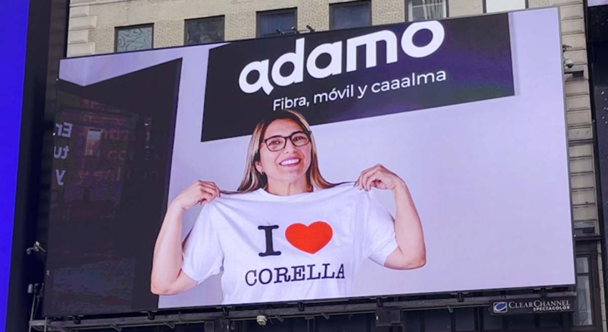 Adamo promociona en Times Square la apertura de su tienda en Navarra