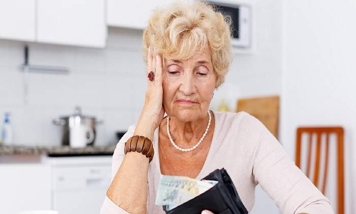 1200-x-655-Pensionista-revisando-los-euros-que-le-quedan-en-la-billetera-JackF.jpg