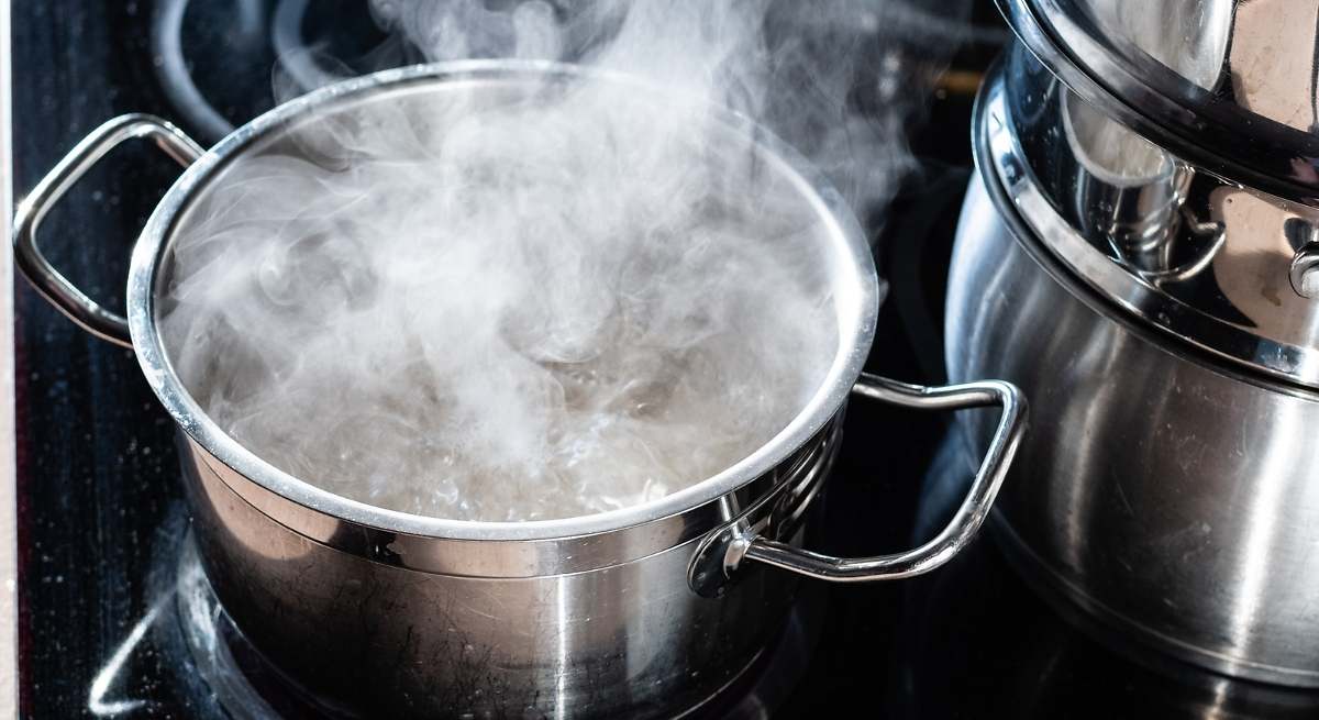 Hervir agua con té