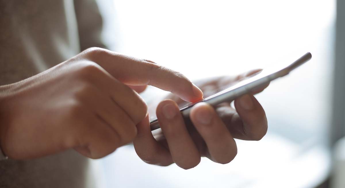 Cómo rejuvenecer el cerebro 10 años en 2 semanas: científicos descubren que es posible desactivando esta función del teléfono móvil
