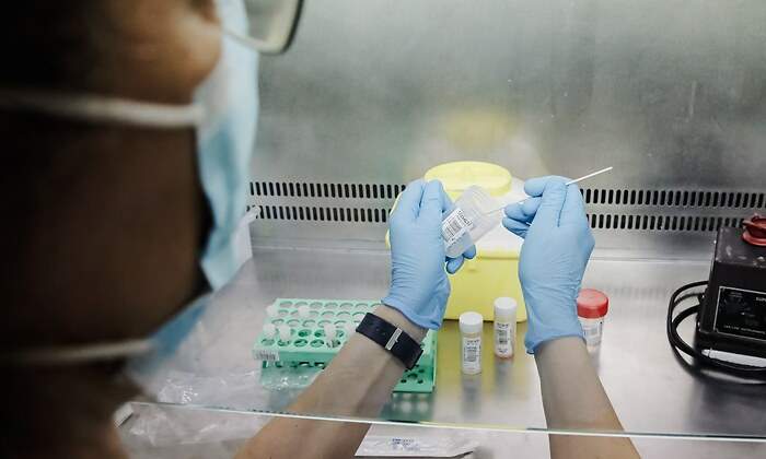 EuropaPress_4487165_tecnico_laboratorio_sostiene_pruebas_analisis_viruela_mono_hospital_ramon-1.jpg