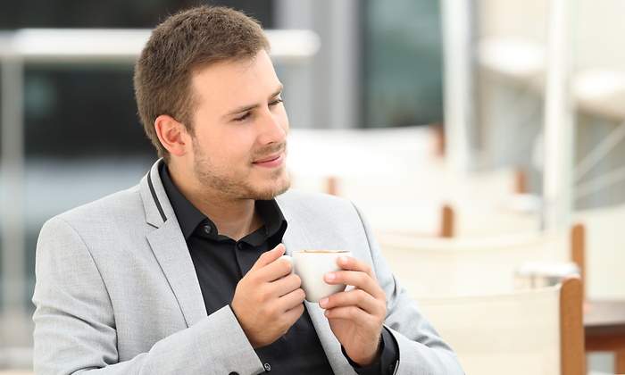 trabajador-descansa-toma-cafe-dreamstime.jpg