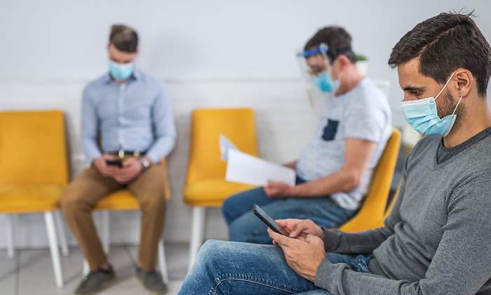 pacientes-esperando-sala-de-espera.jpg