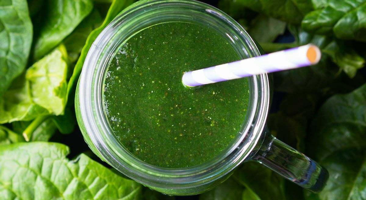 Batido verde con espinacas, piña, jengibre y pepino