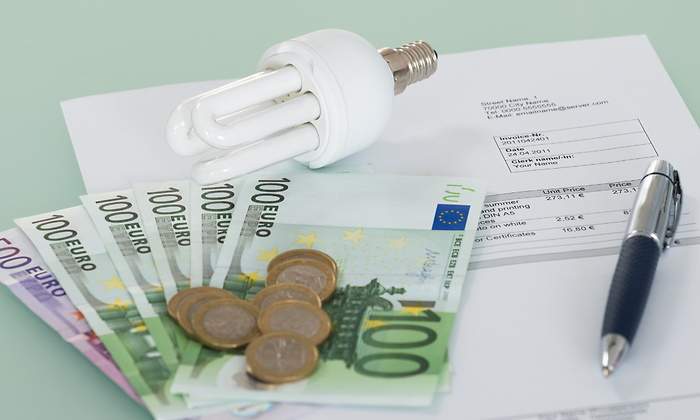bombilla-luz-euros-factura-dreamstime.jpg