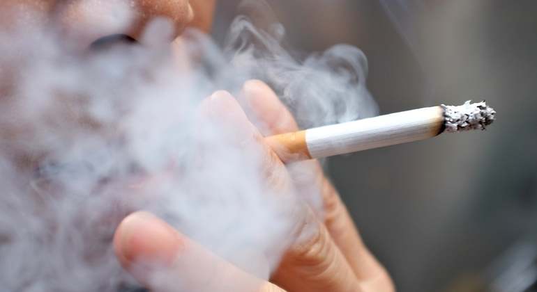 persona-fumando