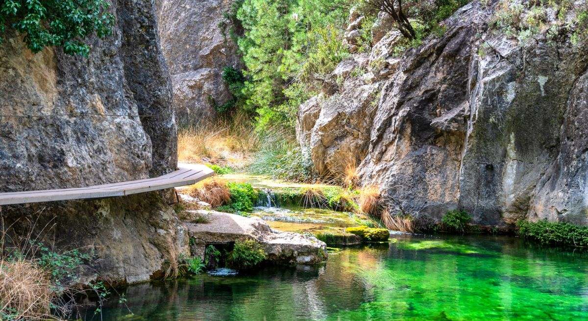 La ruta que tienes que hacer sí o sí está en Teruel: pasarelas sobre el río y pinturas rupestres declaradas Patrimonio de la Humanidad de la Unesco