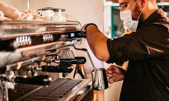camarero-cafetera-istock.jpg