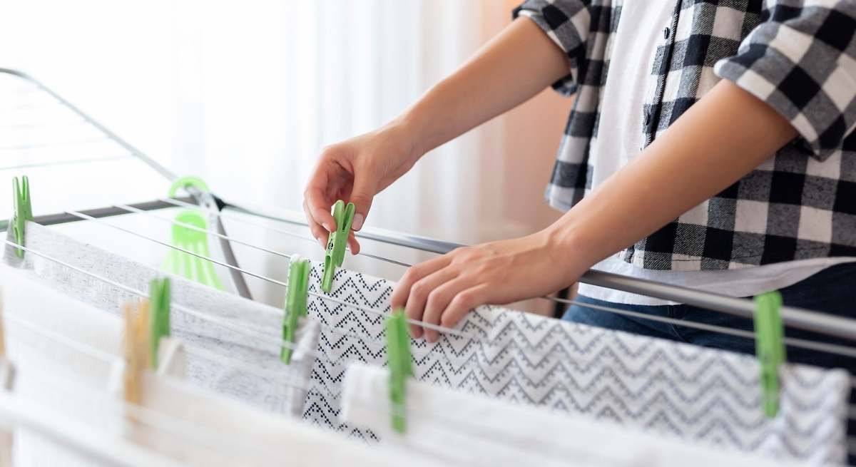 Adiós a planchar, arrastrar las sábanas y quedarte sin sitio para la ropa: el tendedero viral que está arrasando en las tiendas