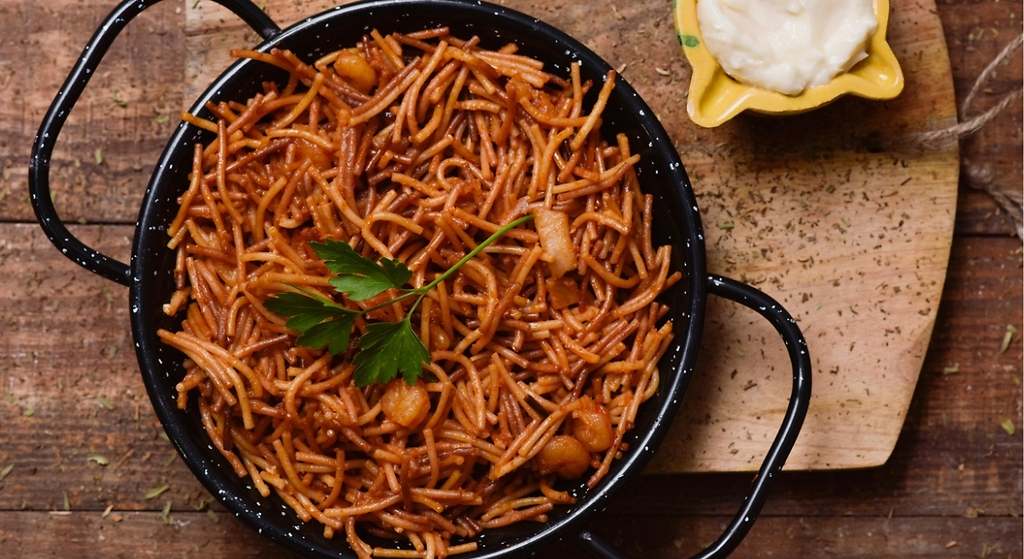 Con tan solo tres ingredientes y en quince minutos podrás conseguir esta deliciosa fideuá con langostinos fácil y deliciosa