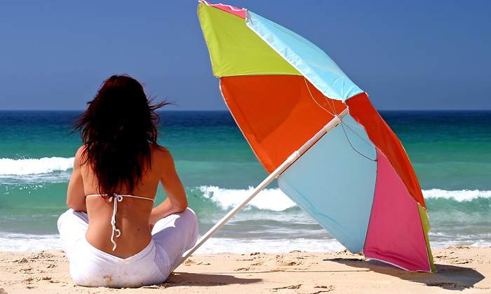 mujer-espaldas-playa-sombrilla-dreamstime.jpg