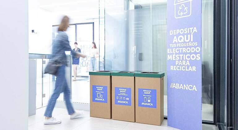 Persona con tres contenedores de reciclaje