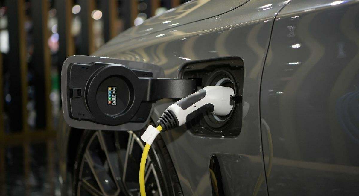 "Ojalá lo hubiera sabido antes": los errores que muchos cometen al comprar un coche eléctrico, según una instructora de autoescuela