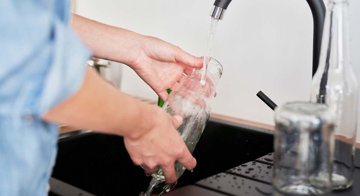 El truco del arroz para limpiar todos los rincones de las botellas: llega a las zonas a las que el estropajo no