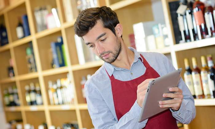 trabajador-vendedor-apunta-tablet-dreamstime.jpg