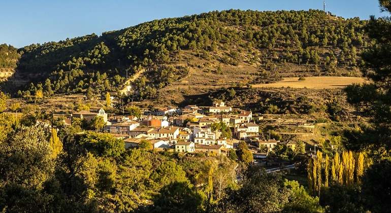El pueblo de Valdecabras rodeado por montañas y bosques frondosos