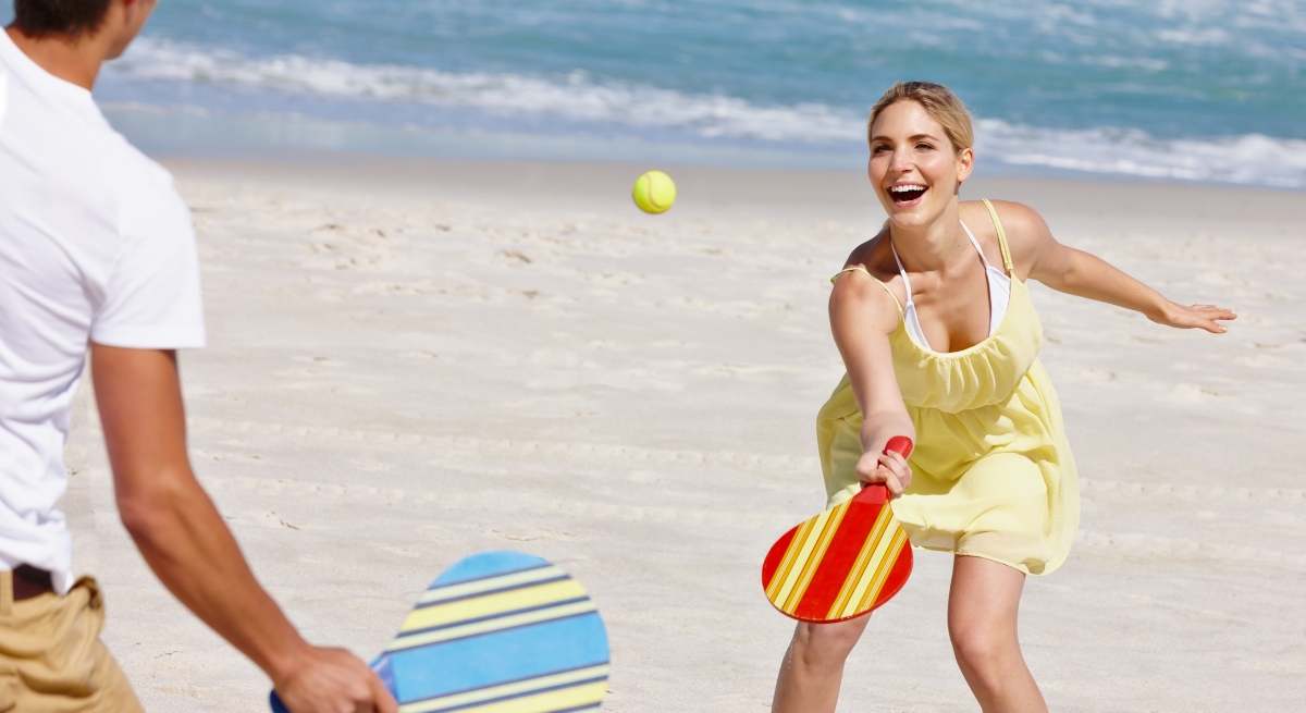 Este clásico del verano te podría salir caro: jugar a las palas está prohibido en estas playas españolas