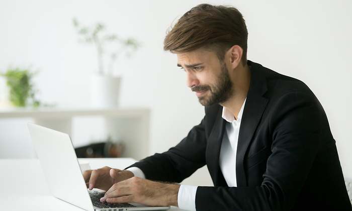 trabajador-preocupado-ordenador-dreamstime.jpg